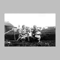 022-0305 Goldbacher Buerger 1939. Von links Hedwig Kolberg mit den Kindern ihrer Schwester und mit Hilde Jaehrling..jpg